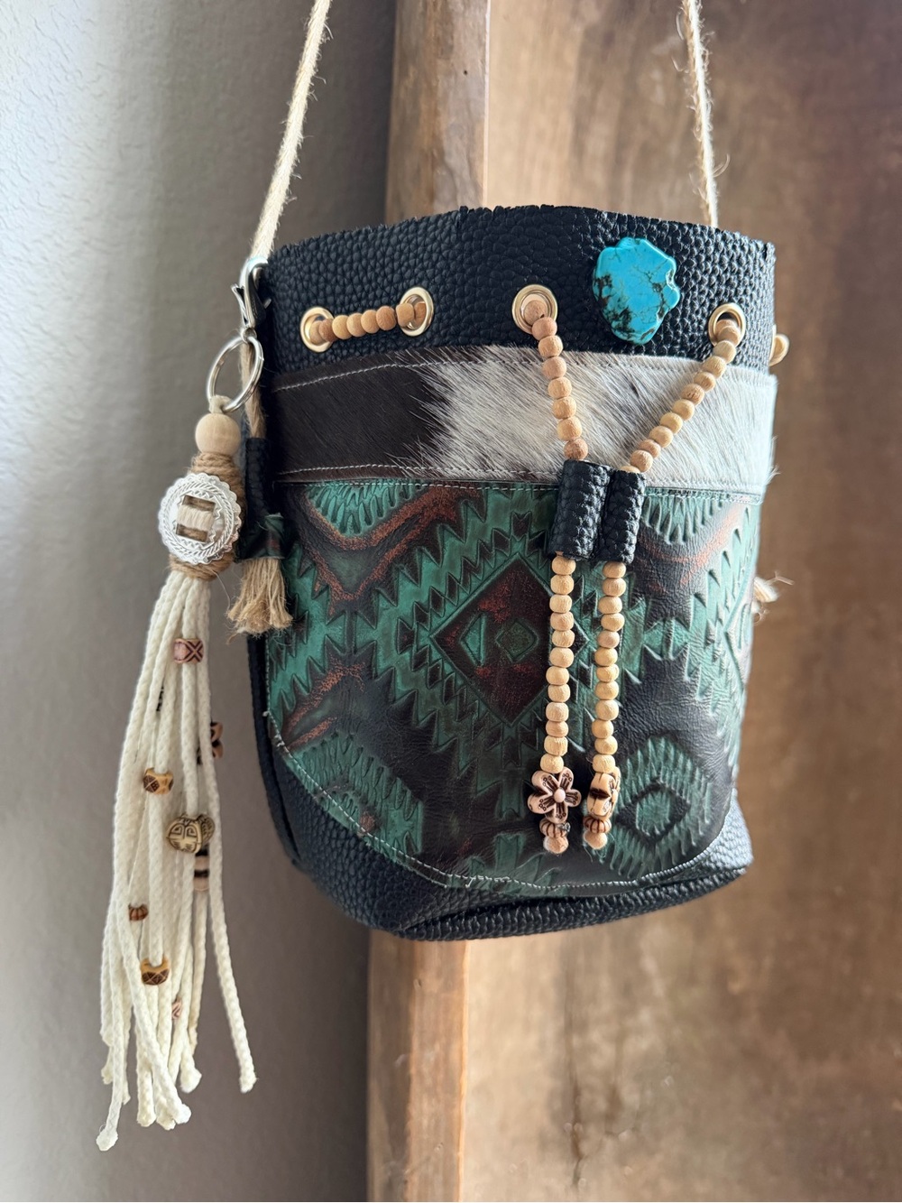 Handcrafted Turquoise Accent Green Pattern Crossbody Bucket Bag - Picture 2 of 5